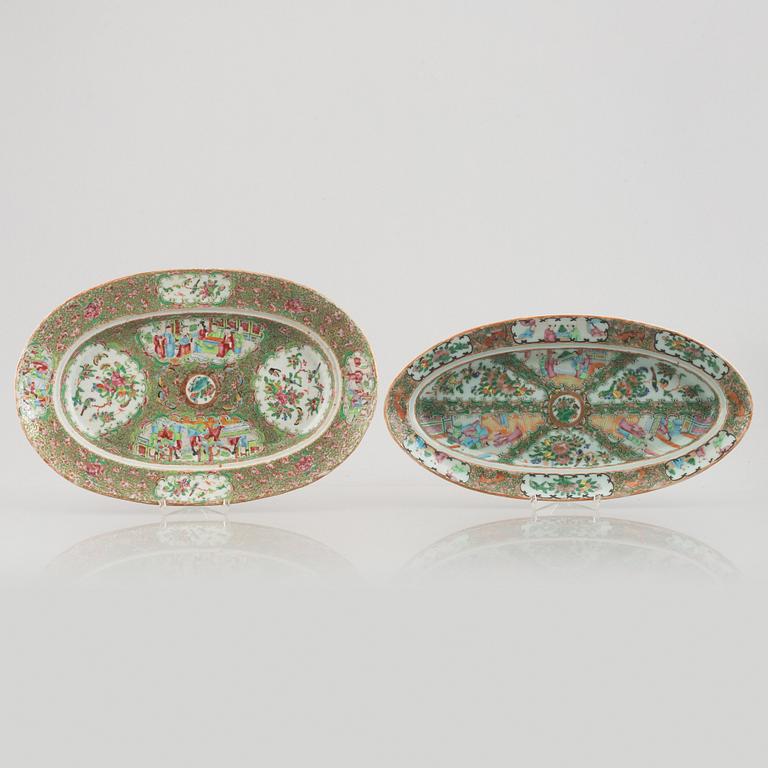 Five pieces of Canton Rose medallion porcelain, China, Qingdynasty, 18th century.