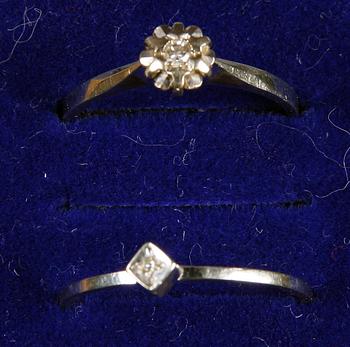 RINGAR, 2 st, 18 K vitguld samt diamanter. Ca 3 g.