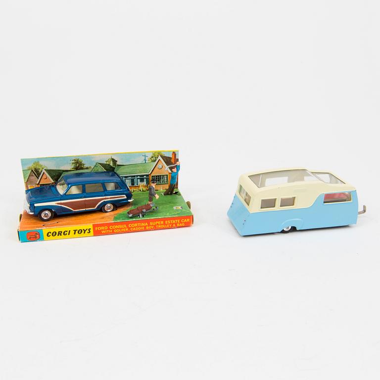 CORGI TOYS samt DINKY TOYS, 13 stycken fordon, 1960-tal.