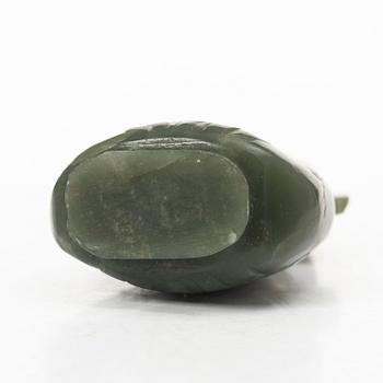 Vas, grön sten, möjligen bowenit, Kina, 1900-tal.