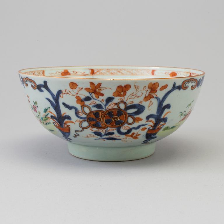 A famille rose and imari 'mandarin' figural export porcelain bowl, Qing dynasty, Qianlong (1736-95).