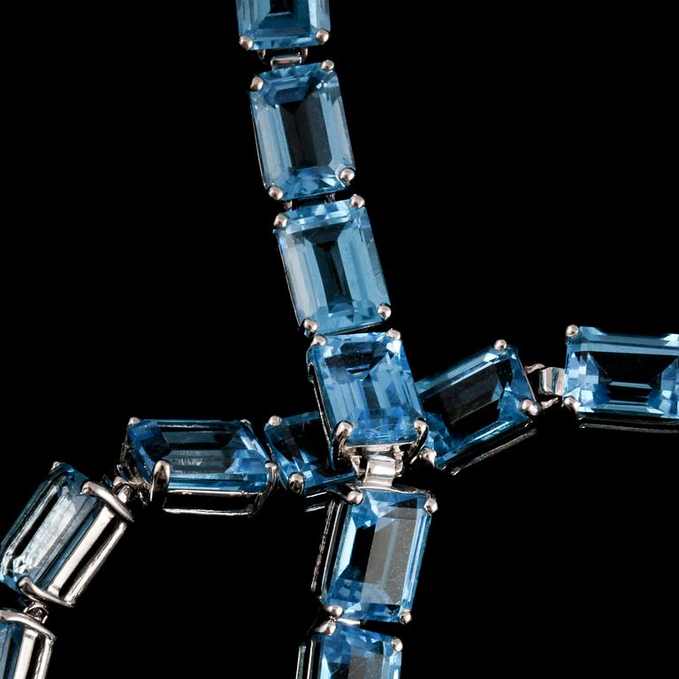 ARMBAND, 18k vitguld med 21 bagettslipade topaser. Vikt 12 g.