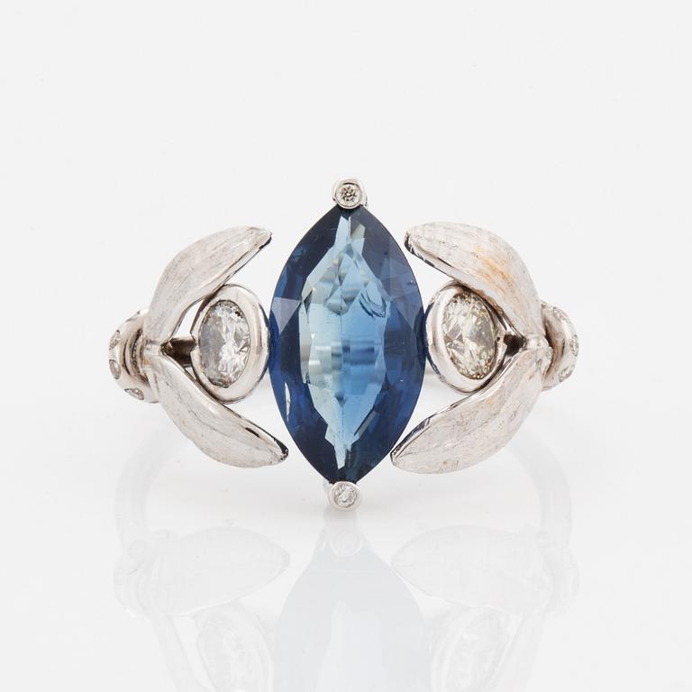 RING, med navettslipad blå safir och briljantslipade diamanter.