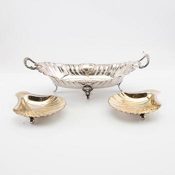 CG Hallberg shell-shaped dishes, a pair of silver, Stockholm 1915, accompanied by a bowl of nickel silver.