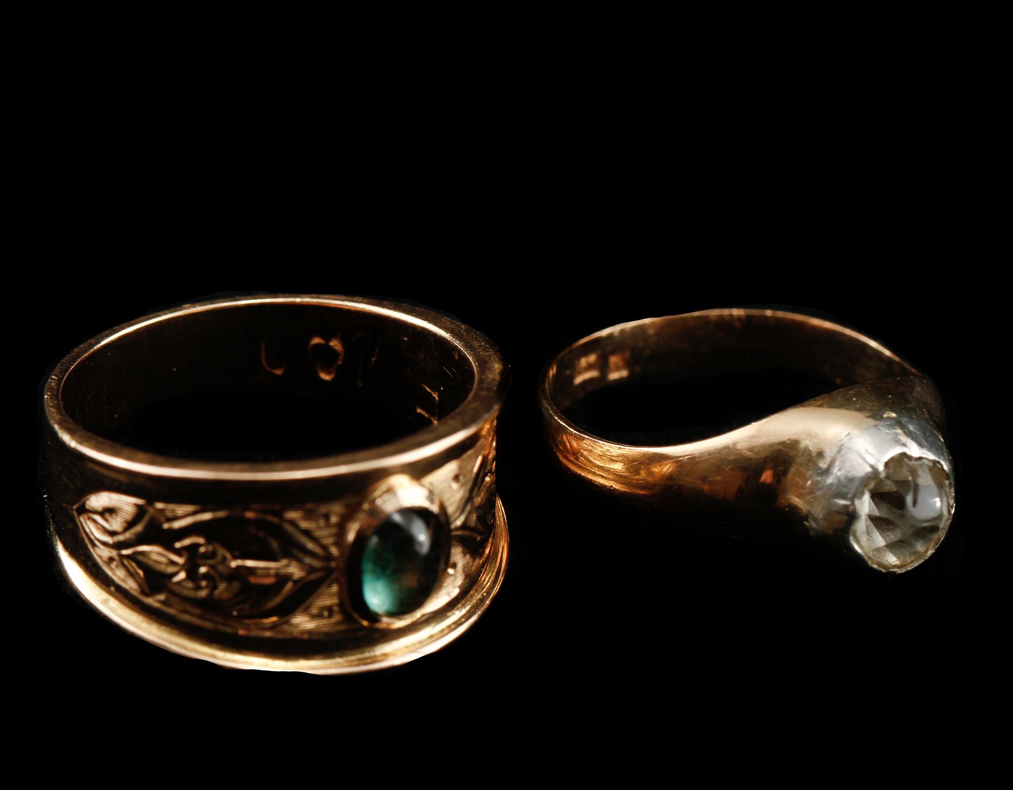 RINGAR, 2 st, 18k guld, omkring 1900. Vikt 14 g.