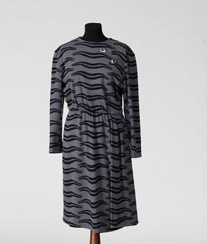 1565. KLÄNNING, Givenchy.