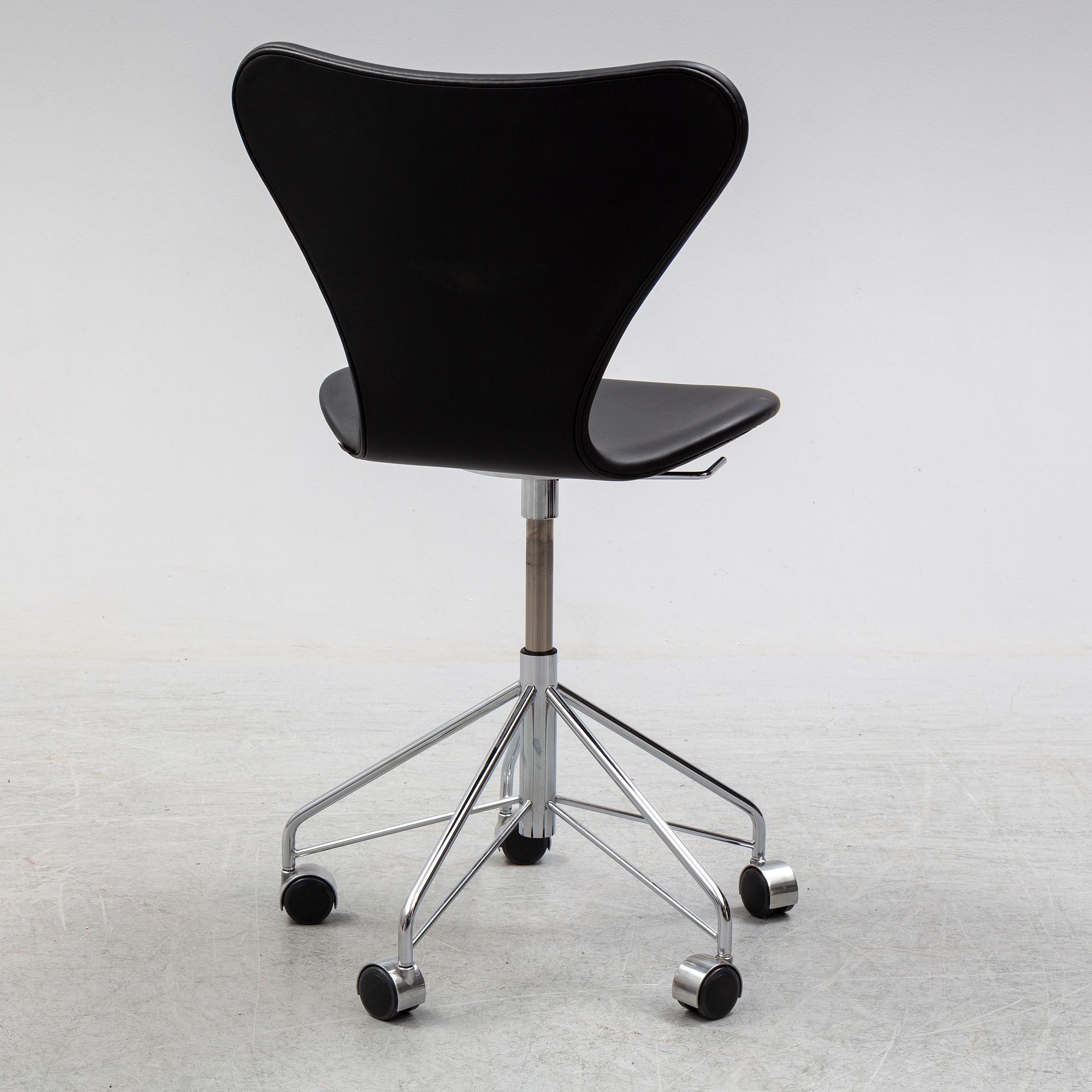 ARNE JACOBSEN, a series 7 'Sjuan' swivel chair, Fritz Hansen, 2018.