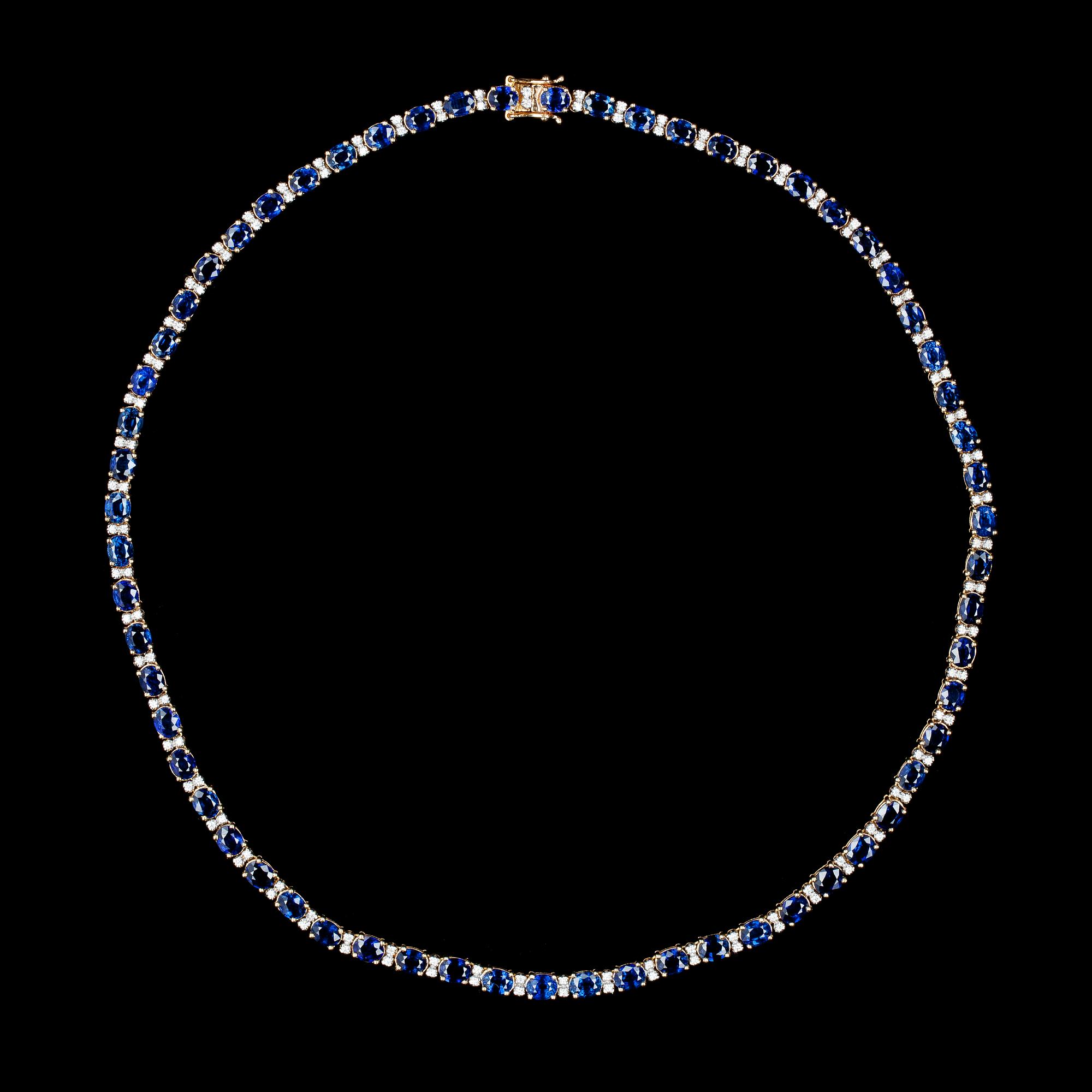 COLLIER, blå safirer med briljantslipade diamanter, tot. ca 1.30 ct.