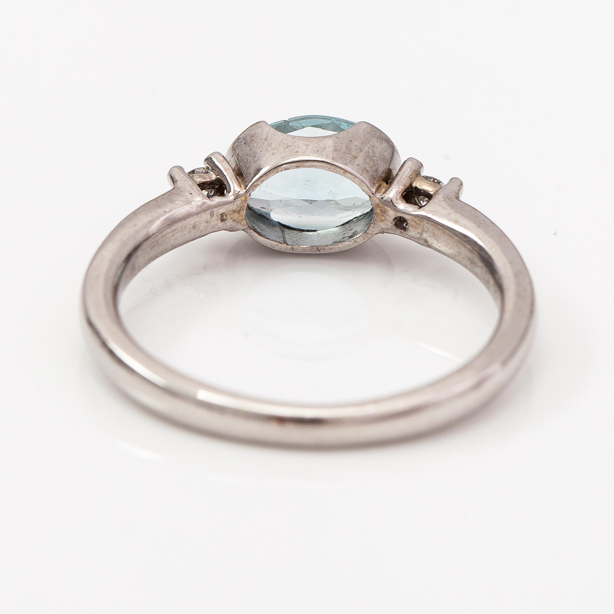 A 14K white gold ring with an aquamarine and diamonds ca. 0.08 ct in total.