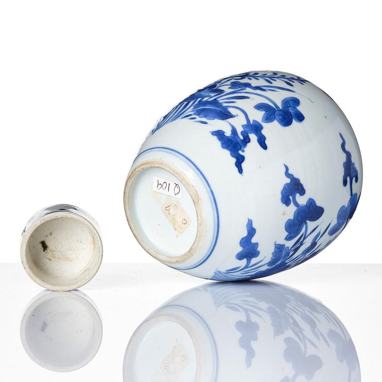 Tedosa med lock, porslin. Qingdynastin, Kangxi (1662-1722).