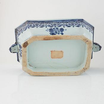 A Chinese export porcelain blue and white tureen with cover and stand, Qing dynasty, Qianlong (1736-95).