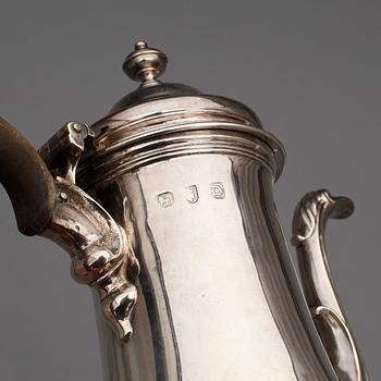 KAFFEKANNA, silver London Thomas Cooke II and Richard Gurney, London 1759. Total vikt ca 650 gr.