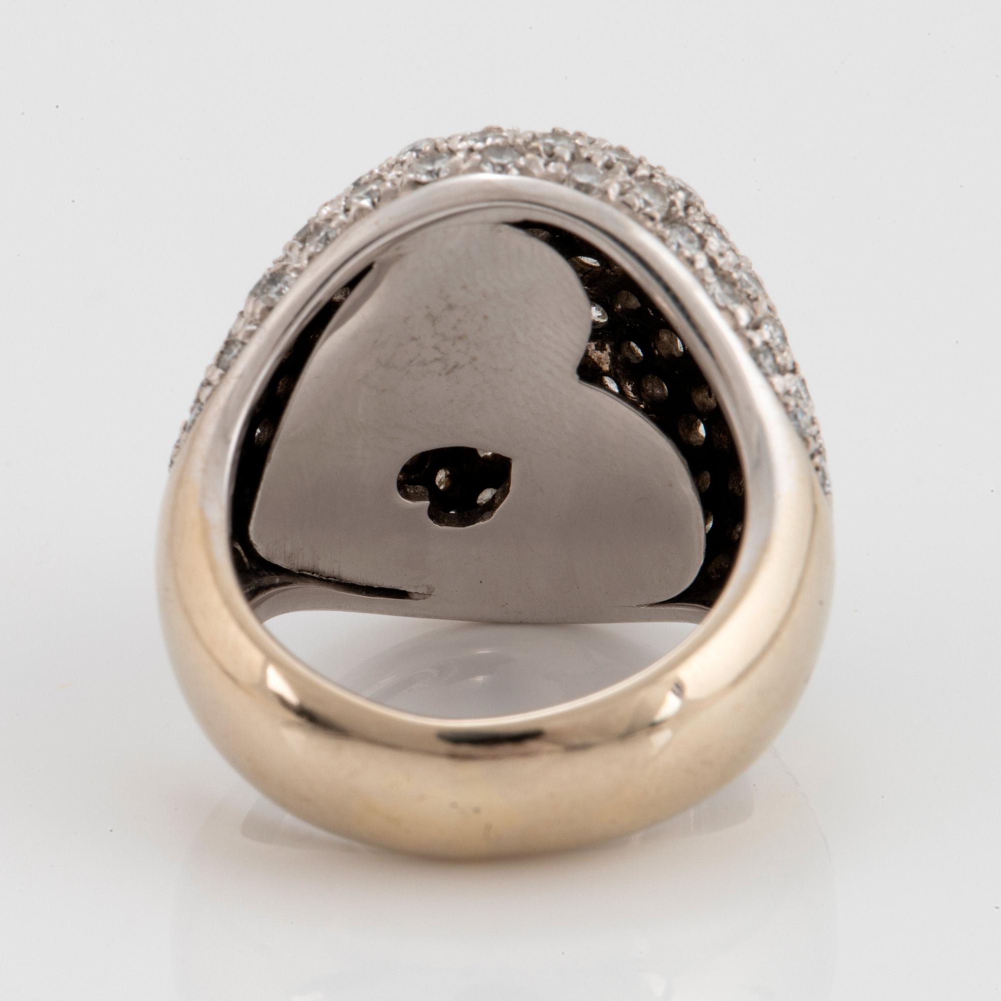 An 18K gold ring set with round brilliant-cut diamonds.