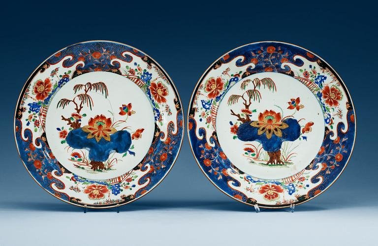 A pair of imari-verte chargers, Qing dynasty, Kangxi (1662-1722).