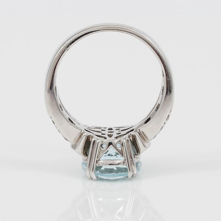 RING, akvamarin samt diamanter totalt ca 0,20 ct.