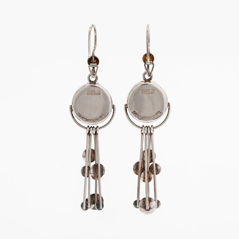 Jorma Laine, korvakorut, pyöröhiotut spektroliitit, hopeaa.