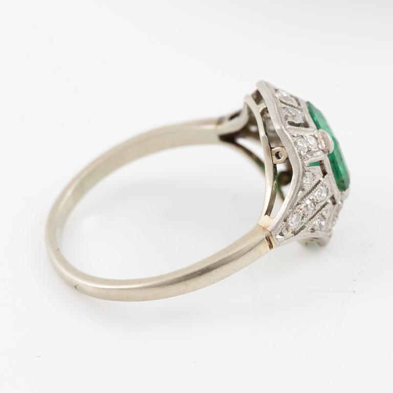 Ring, platina med smaragdslipad smaragd och diamanter, art déco, ca 1920-tal.