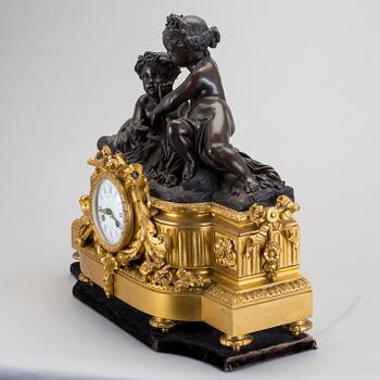 BORDSUR, med pendel, förgylld och patinerad brons, Raingo Fres, Paris, 1800 talets mitt.