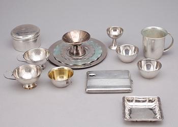 PARTI SILVER, 14 delar, bl a dosa, Guldsmeds AB i Stockholm Försäljnings AB, Stockholm. 1900-tal.
Totalvikt ca 655g.