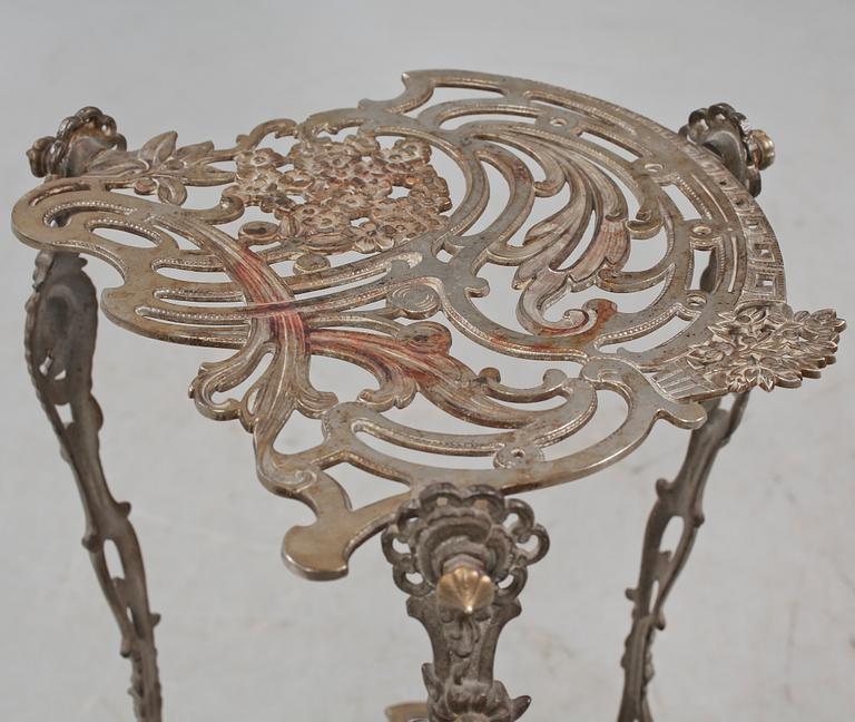 PIEDESTAL, jugend, vitmetall, 1900-talets första kvartal.