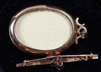 PARTI SMYCKEN, 3 delar, bl a briljanter, 18 K guld och stelingsilver, 1800-1900-tal.