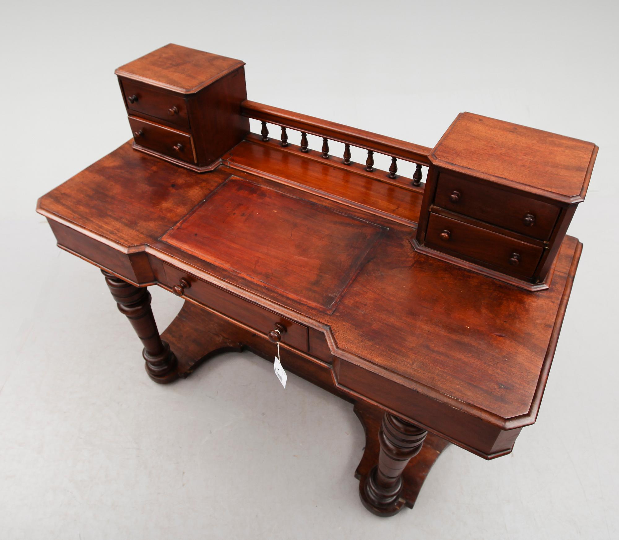 DAMARBETSBORD, England, 1800-talets slut.