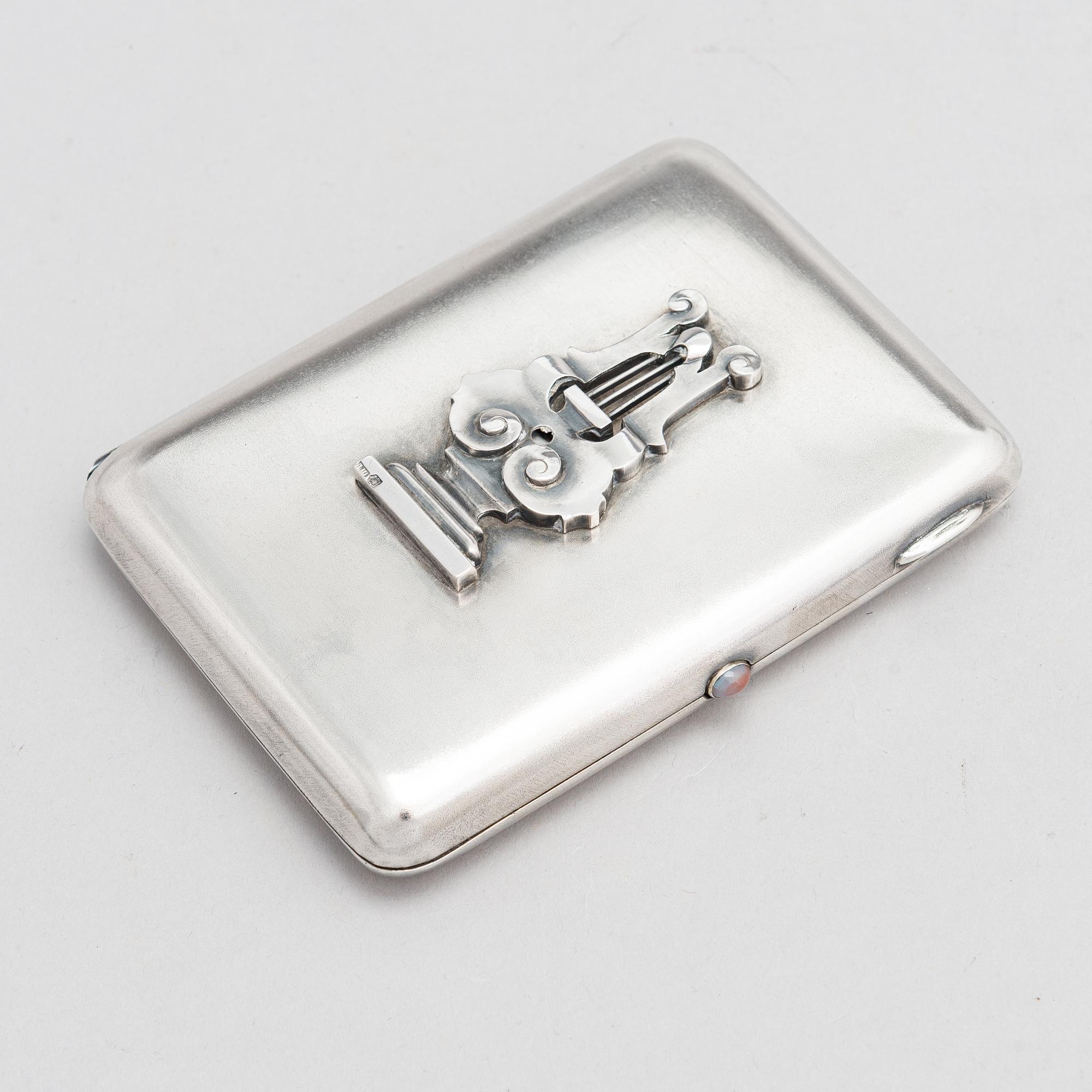 Cigarettetui, silver, med lyra stämplad i Kiev 1828-1887, etuiet stämplat Pjotr Baskakov, Moskva 1908.
