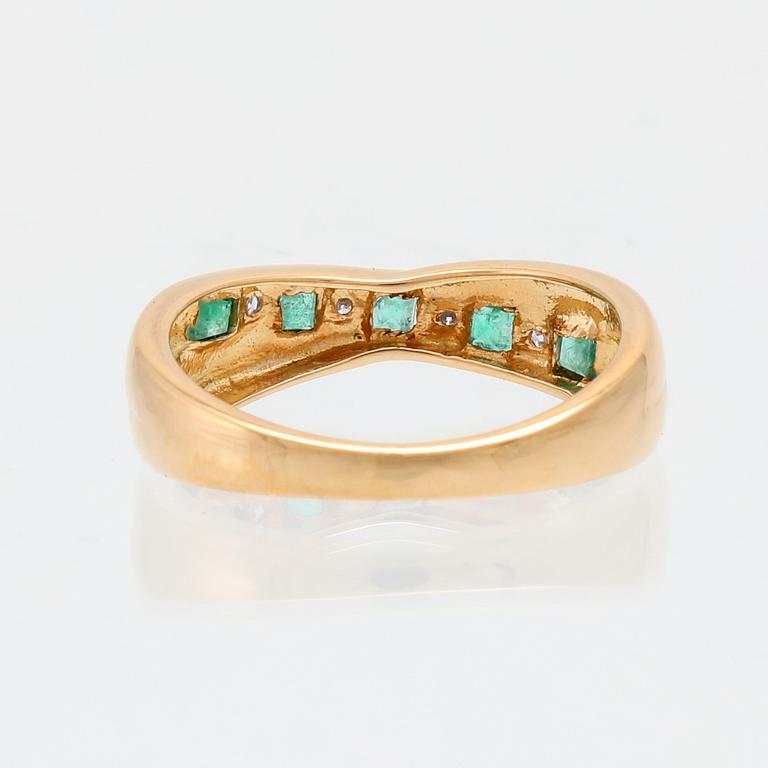 Ring in 18K gold with round brilliant-cut diamonds and step-cut emeralds.