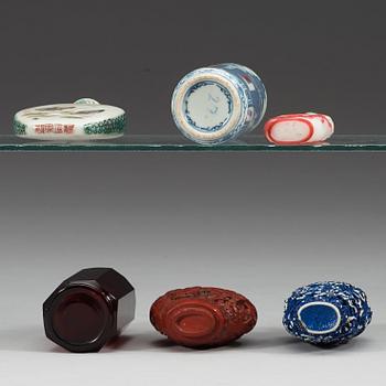 SNUSFLASKOR, sex stycken, porslin, glas och lack. Sen Qing dynasti (1644-1912)/tidig Republik (1912-1949).