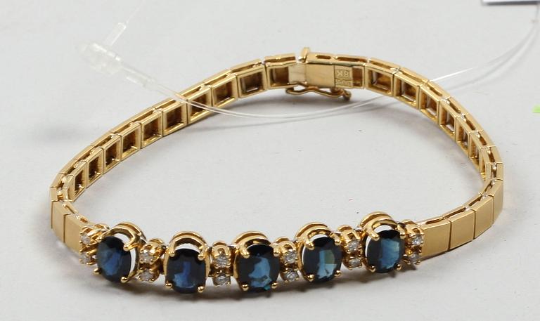 ARMBAND, 18k guld och 5 safirer.