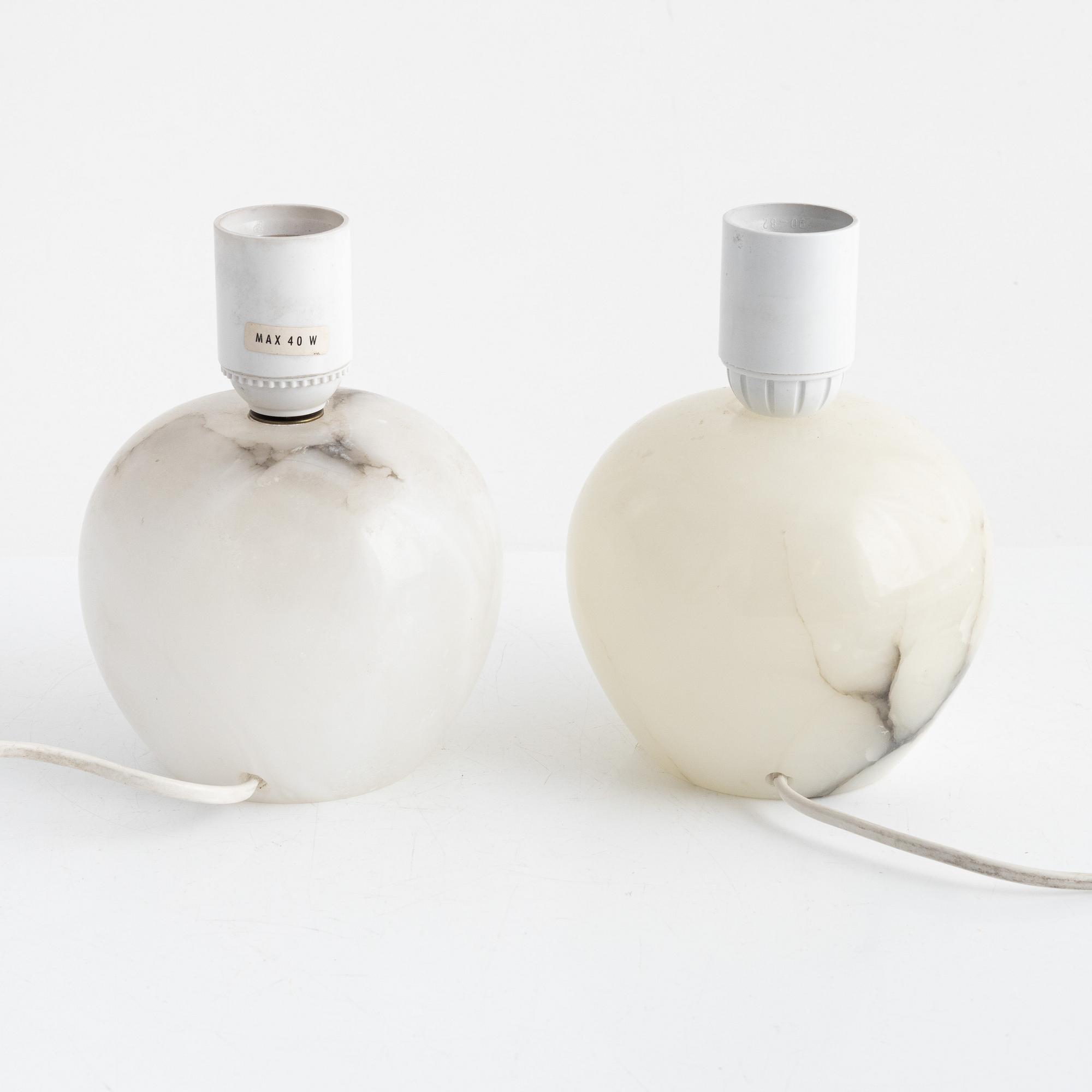 Bordslampor, ett par,alabaster, modell ”B 2585”
Firma Svenskt Tenn.