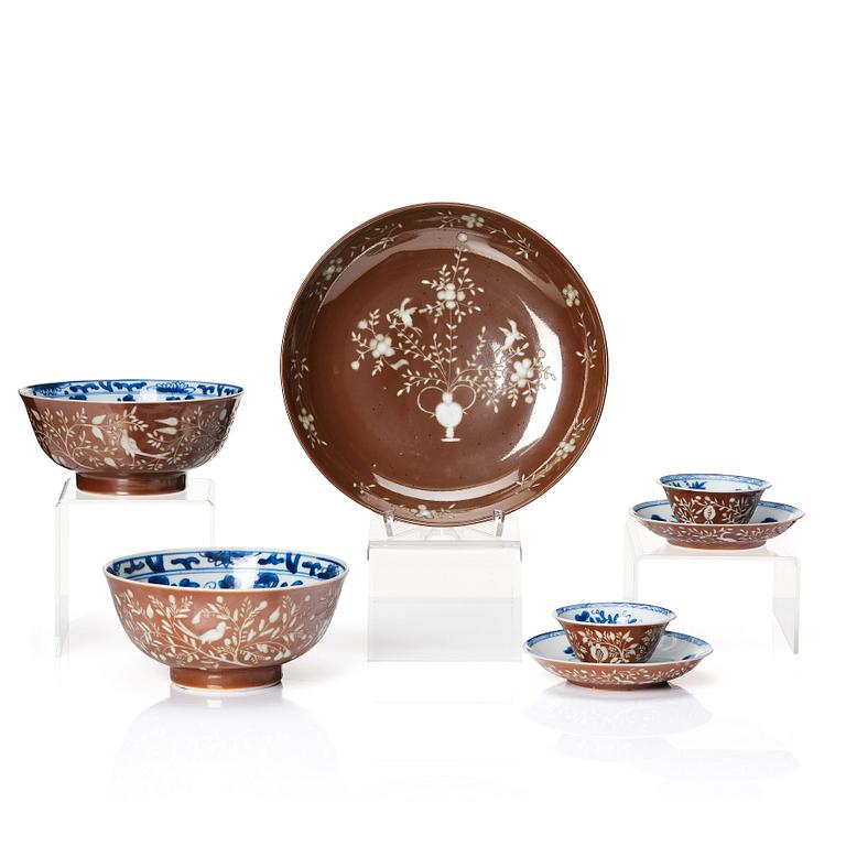 A rare set of blue and white and cappuciner brown goods with an engraved decoration, Qing dynasty, Kangxi (1662-1722).