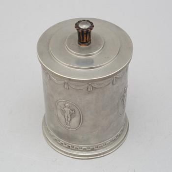 A lidded Swedish Grace pewter jar by Schreuder & Ohlsson, Stockholm, 1928.