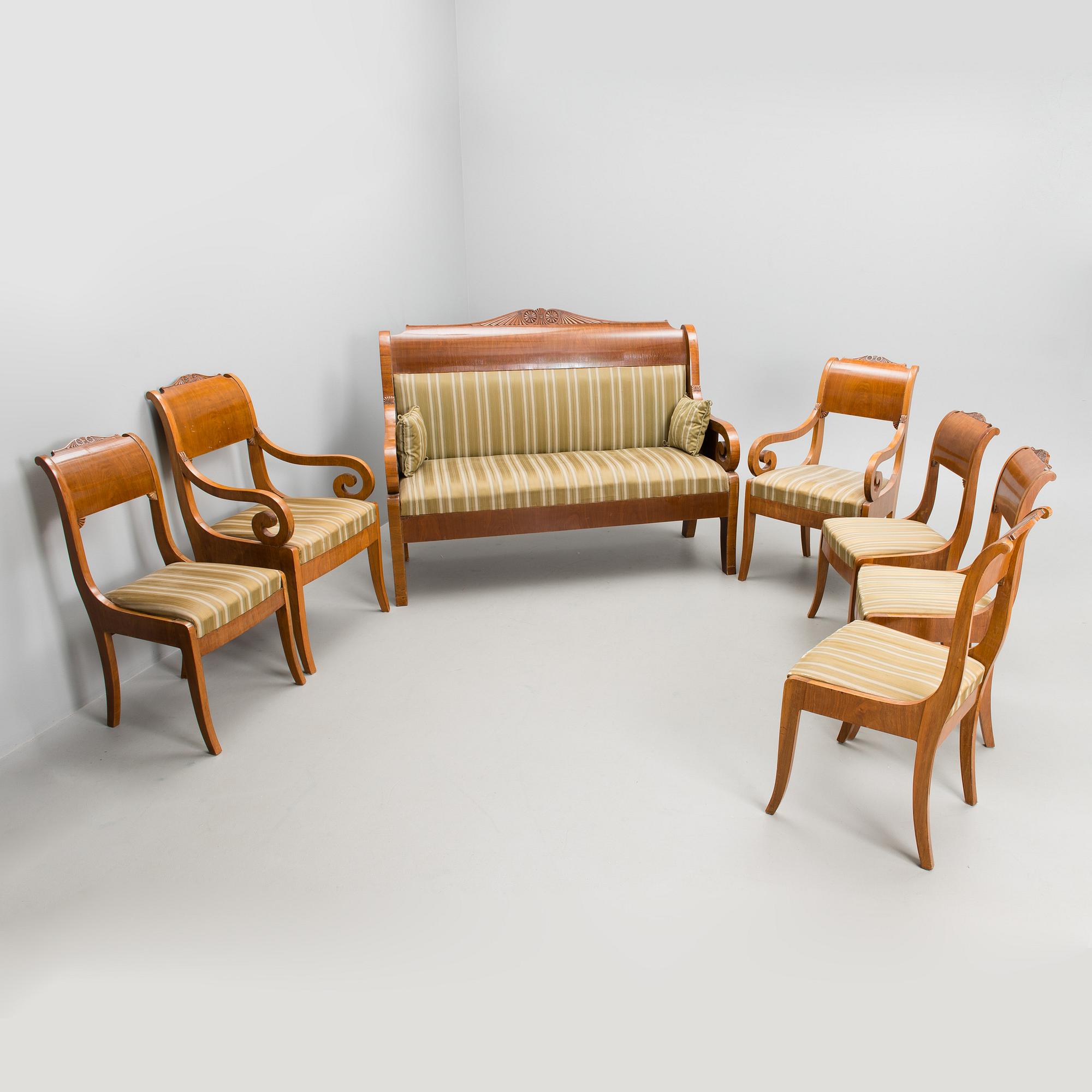 A set of 7 piece Biedermeier sofa suite, 1920s.