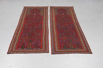Broderi, ett par, semiantika Pateh Kirman, ca 279 x 88 cm respektive 282 x 84 cm.