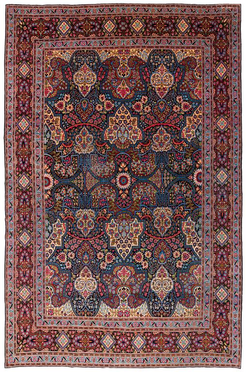 A semi-antique Kerman / Yazd carpet, ca 496 x 322 cm.