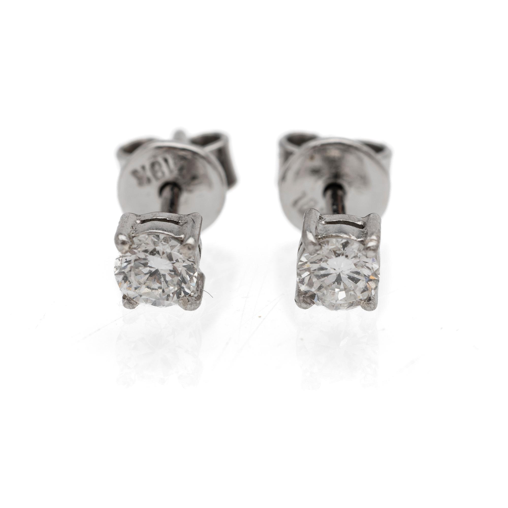 18K white gold earrings with diamonds.