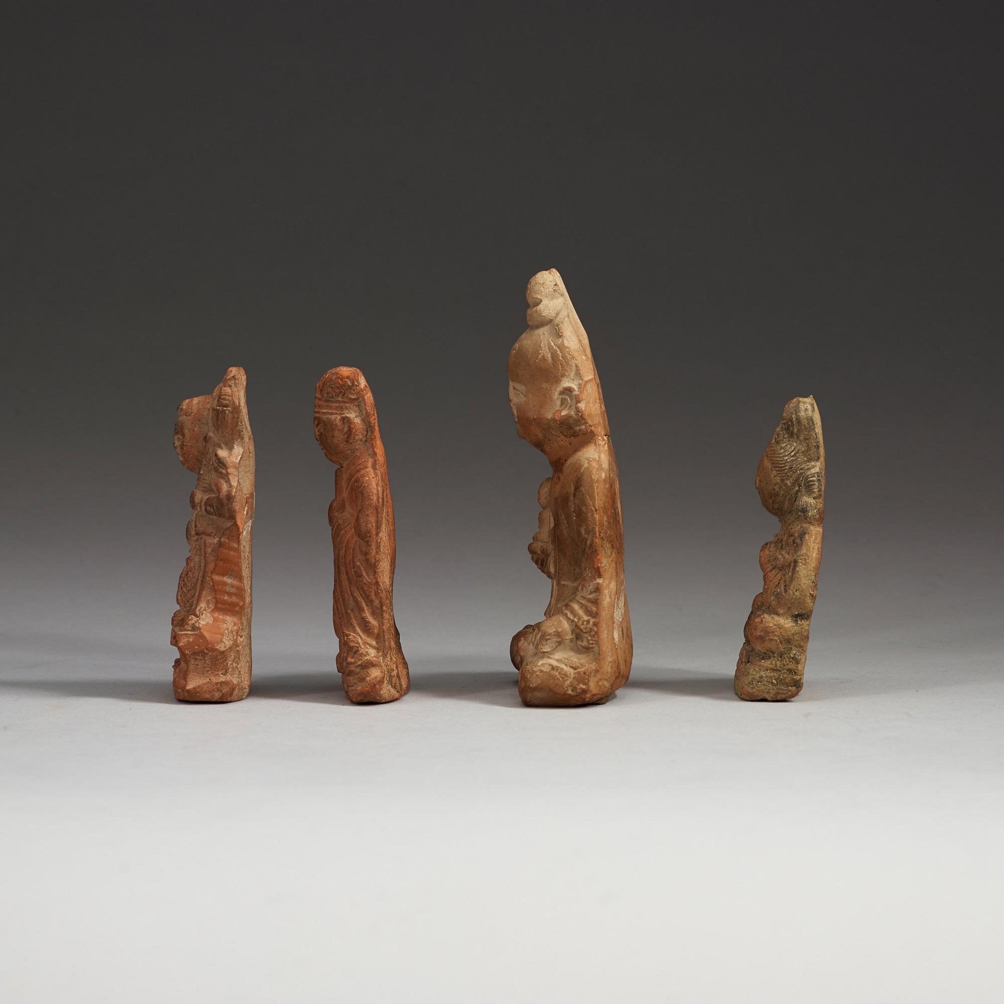 PARTI FIGURINER, fyra stycken, lergods. Song dynastin (960-1279).