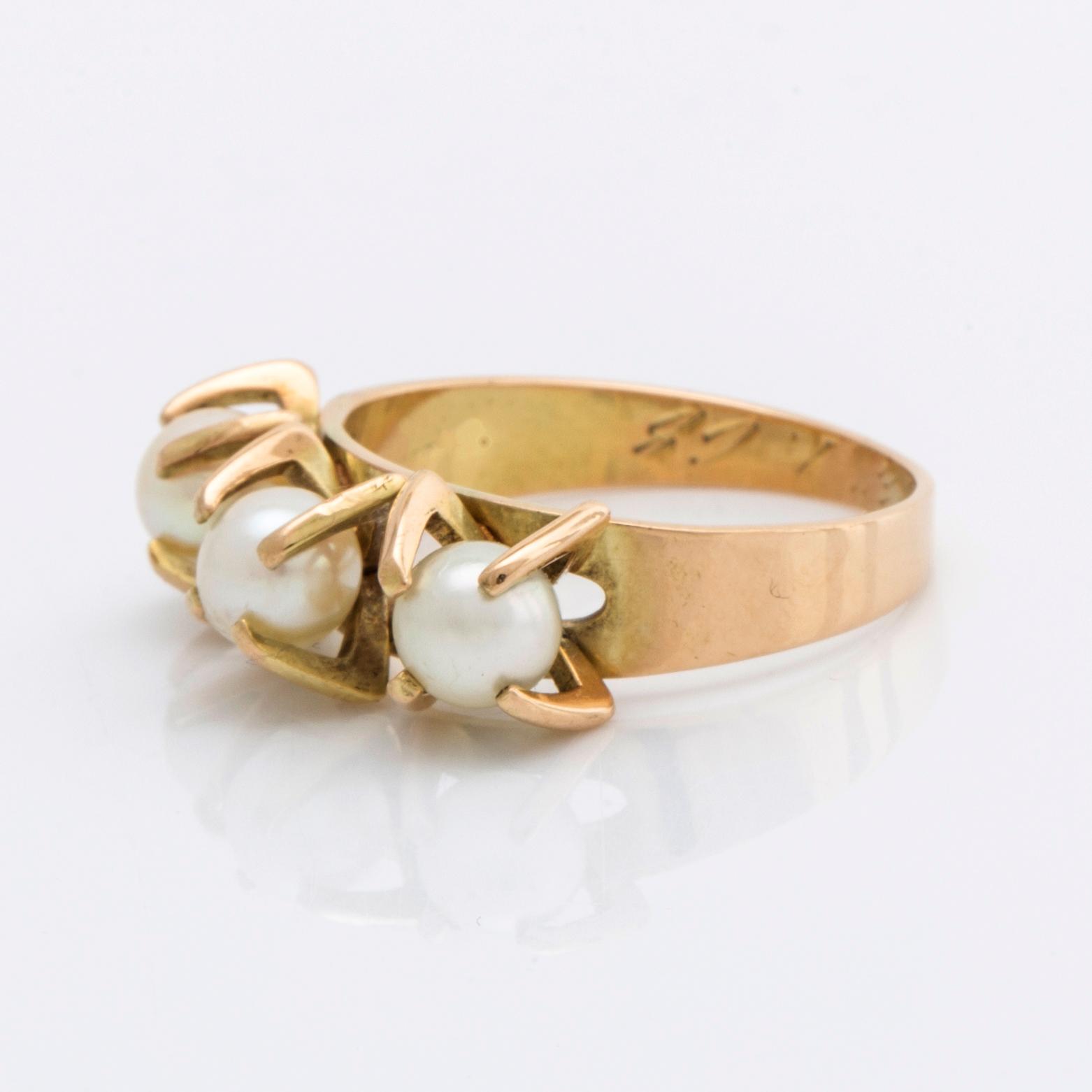 Elis Kauppi, ring 14K guld med 3 odlade pärlor ca 4 mm, Kupittaan Kulta 1967 Finland.