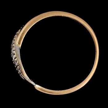 RING, 18K tvåfärgat guld, biljantslipade diamanter. Vikt 4 g.
