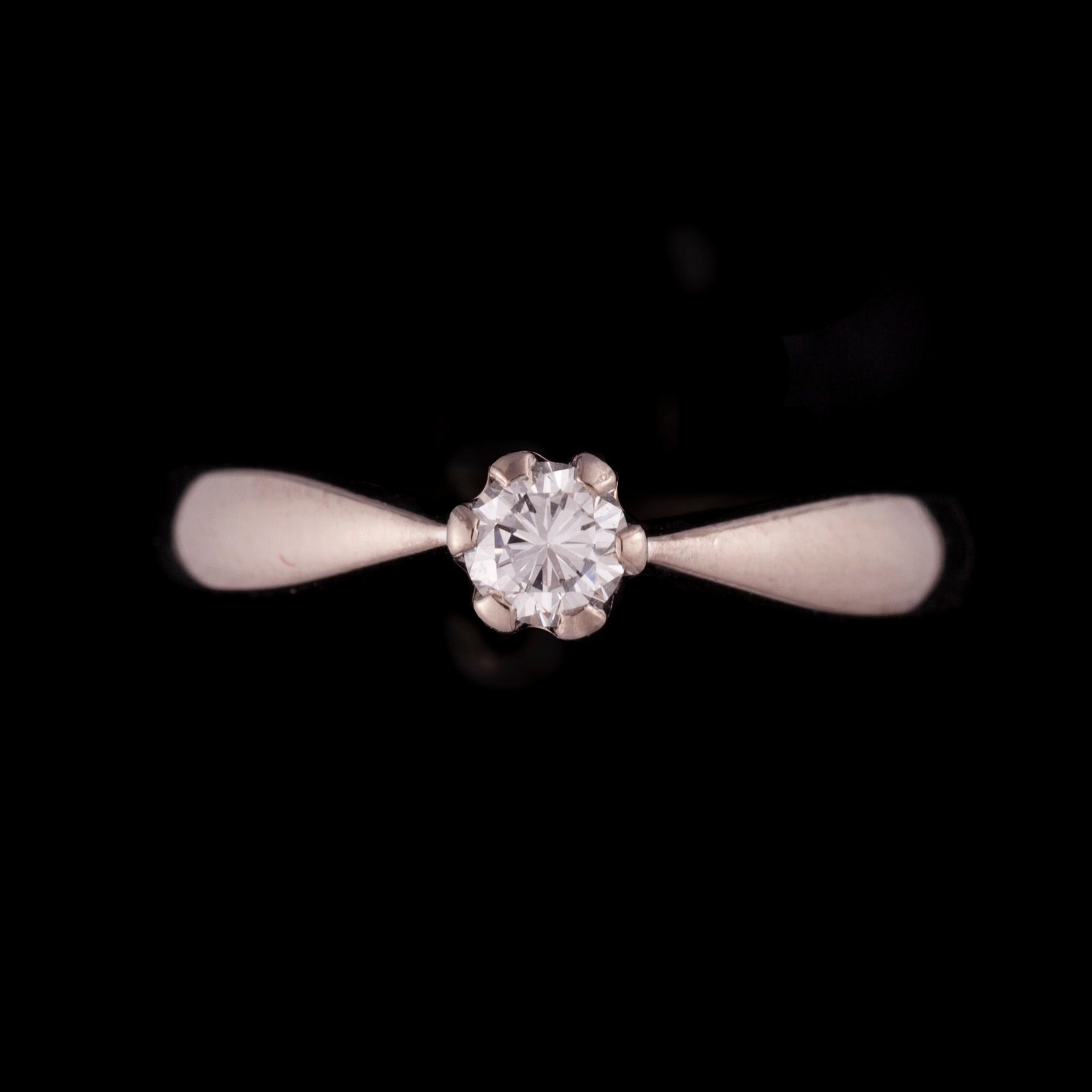 RING, vitguld 18K, diamant 0,15 ct. Vikt 2,7 g.