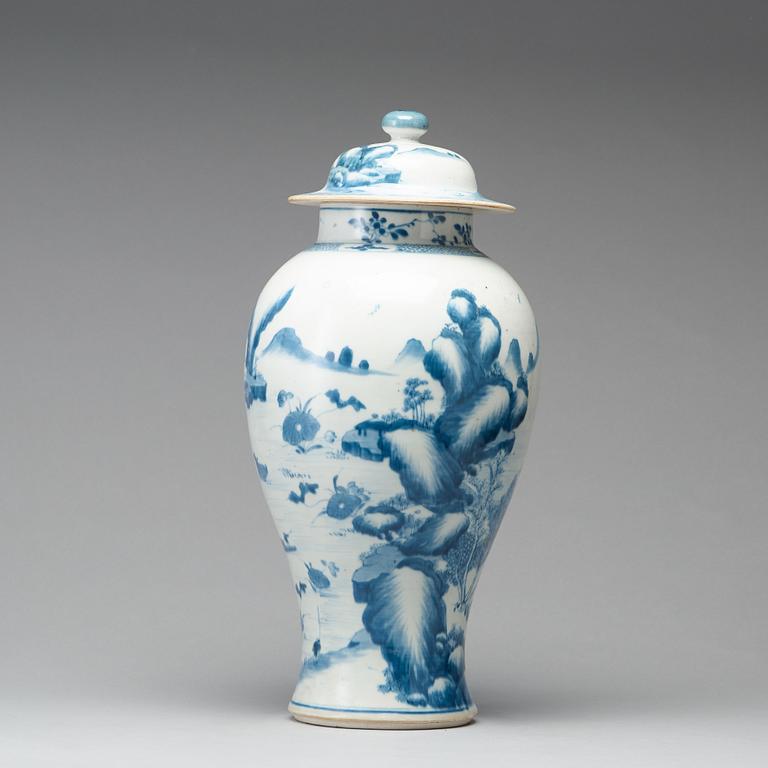 A blue and white porcelain jar with cover, Qing dynasty, Qianlong (1736-95).