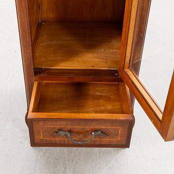 Vitrinskåp Louis XV-stil 1900-talets andra hälft.