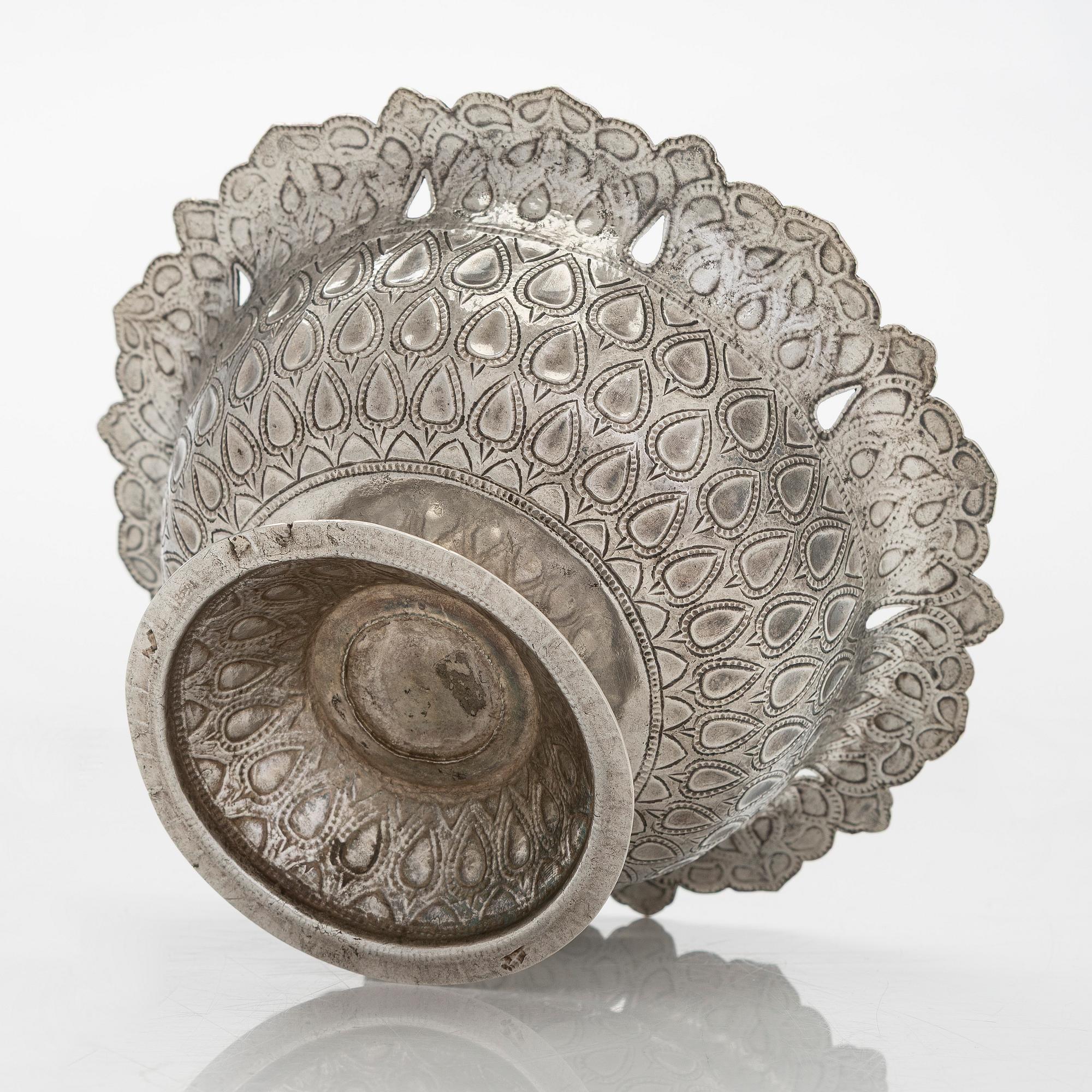 Malja, hopeaa, mogultyylinen, 1700-luku. Suomalaiset tarkastusleimat, Ossian Hopea, Porvoo 1977.