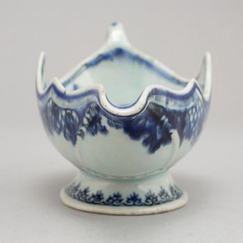A blue and white sauce boat, Qing dynasty, Qianlong (1736-95).