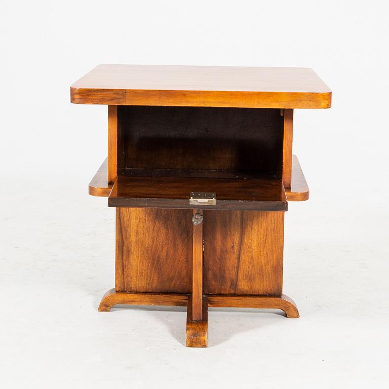 An Art Deco walnut 1930/40s side table.