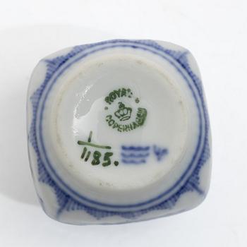 Royal Copenhagen, Kuvertvas, porslin, "Musselmalet", Danmark.