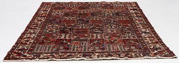 A Bakhtiari carpet a. 290 x 211 cm.