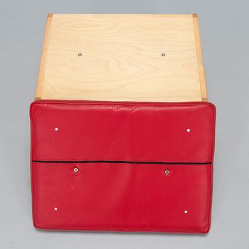 Alvar Aalto, nojatuoli ' High back tank'  E400 för Artek 1999. Ben af Sculten, rahi 445 Artek 1999.