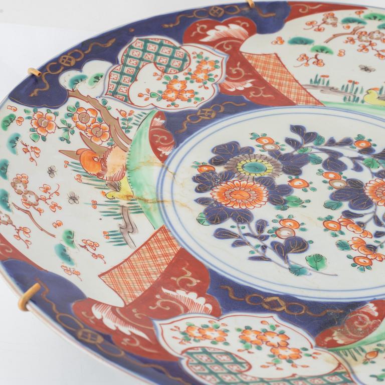 A Japanese Imari dish, 20th Century.